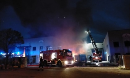 Enorme incendio ad Agnadello: le foto delle fiamme in una fabbrica di giocattoli