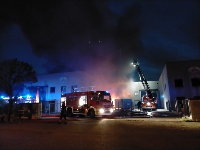 Enorme incendio ad Agnadello: le foto delle fiamme in una fabbrica di giocattoli