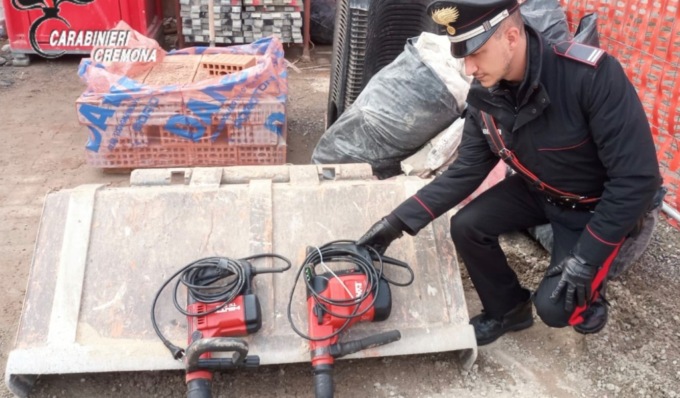 Ladro di gasolio, martelli pneumatici e attrezzi da lavoro: rintracciato e denunciato