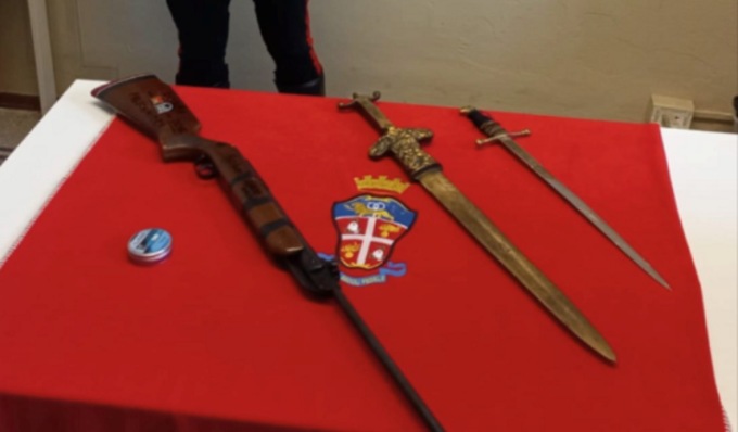 Con una carabina spara ai cartelli stradali, denunciato 59enne
