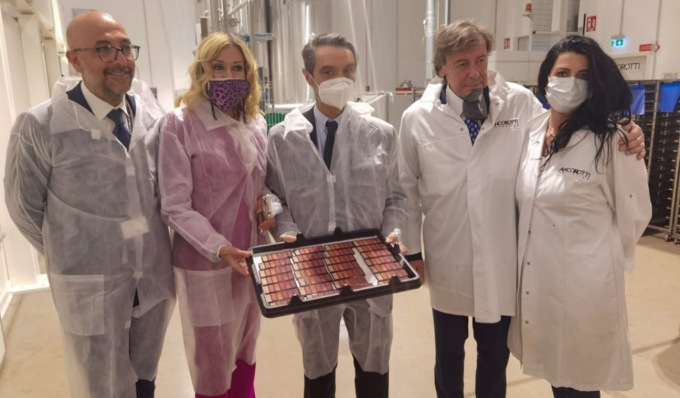 Fontana nel distretto della cosmesi: “Qui il top di gamma di rossetti, mascara, ciprie e ombretti”