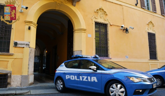 Tenta di rubare dei vestiti al centro commerciale, bloccato dal vigilante si scatena la rissa
