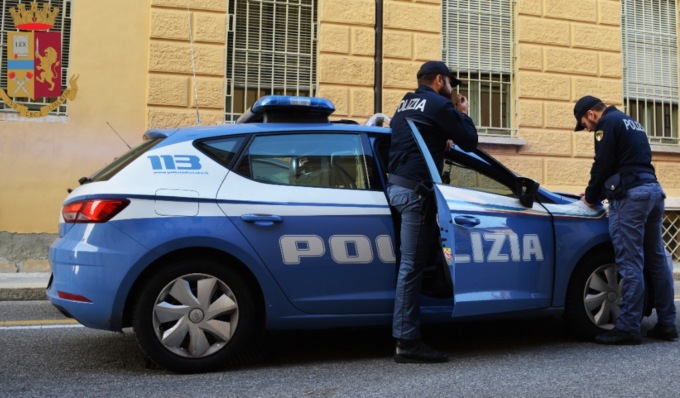 Con due sanpietrini prova a infrangere una vetrina, incastrato dalle telecamere