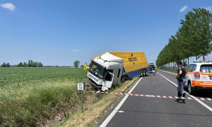 Fuori strada con il camion lungo la provinciale, autista in ospedale in elisoccorso
