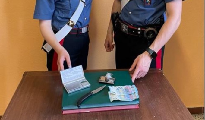 Via vai sospetto nel palazzo, i Carabinieri trovano della droga in una cantina