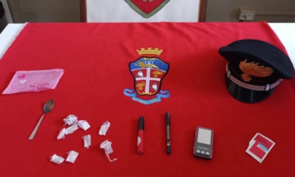 Nella pochette tra lucidalabbra e matite per occhi anche diverse dosi di eroina