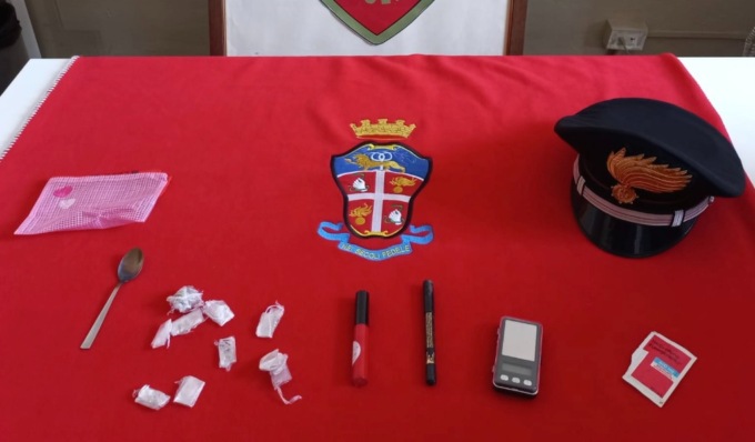 Nella pochette tra lucidalabbra e matite per occhi anche diverse dosi di eroina