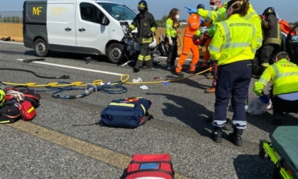 Quattro morti sulla Torino-Milano in uno schianto tra auto e furgone