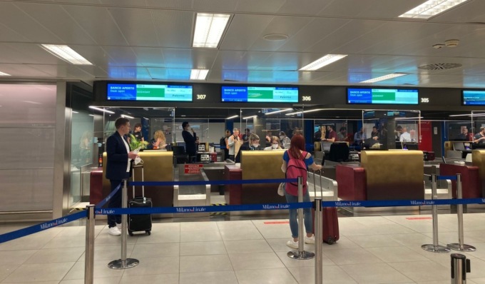 Atterraggio d’emergenza a Linate, aereo risucchia uno stormo di uccelli e il motore prende fuoco