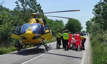 Ciclista investito da un furgone, arriva l'elisoccorso