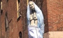 Statua della Madonna a seno scoperto, polemiche al (primo) Cremona Pride