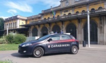 Non hanno il biglietto ma non vogliono scendere dal treno: arrivano i carabinieri