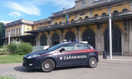 Non hanno il biglietto ma non vogliono scendere dal treno: arrivano i carabinieri