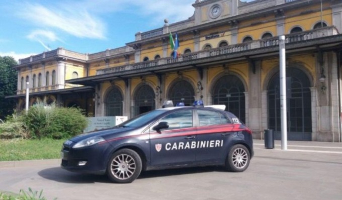 Non hanno il biglietto ma non vogliono scendere dal treno: arrivano i carabinieri