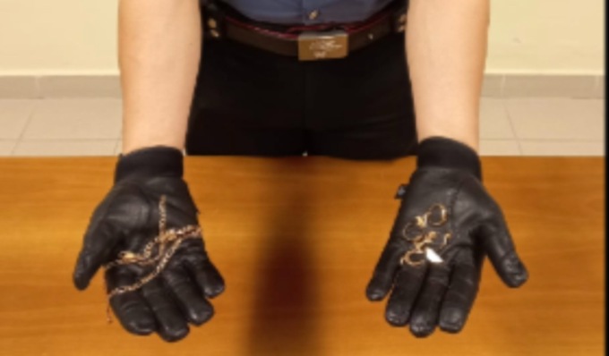 Rubano una collana ad un anziano con la “tecnica dell’abbraccio”: arrestati
