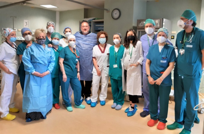 Il primo paziente Covid dimesso dall’Ospedale di Cremona incontra i sanitari che gli hanno salvato la vita