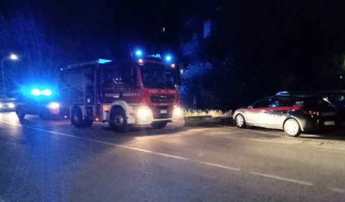 Bottiglie incendiare lanciate sul balcone di un appartamento