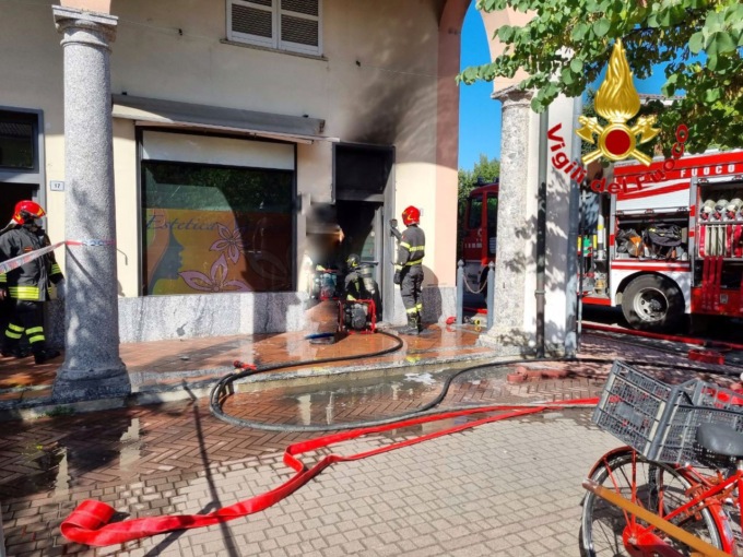 Spino d’Adda, grande paura per l’incendio che ha devastato il salone Estetica Marzia
