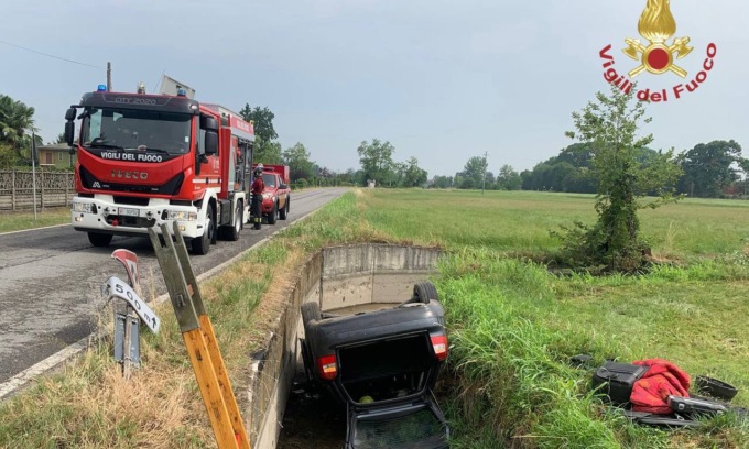 Esce di strada con l’auto e si ribalta in un fosso, ferita una donna 40enne