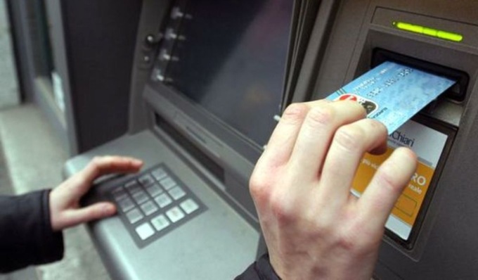 Prelievi non autorizzati allo sportello Bancomat, due giovani denunciati