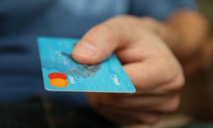 Trova un portafoglio e con le carte di credito si dà alle spese pazze