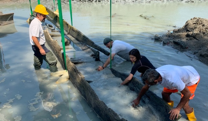 La siccità fa emergere dal fiume Oglio due antiche imbarcazioni