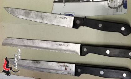 Girano in piazza Roma con grossi coltelli da cucina tra le mani: denunciati