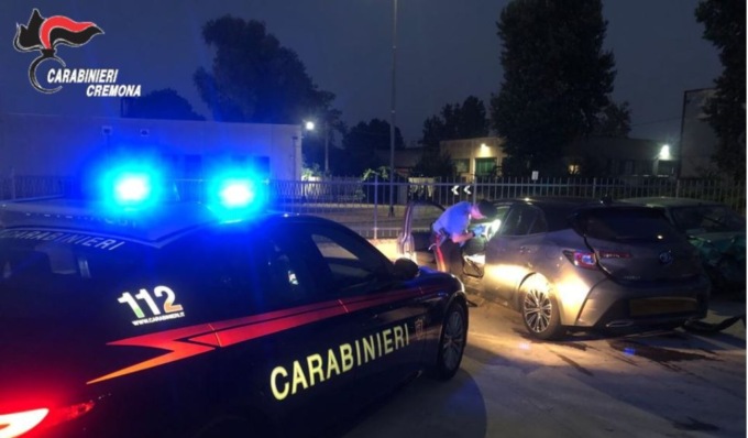 Fuggono all’alt ma si schiantano finendo in un fosso, in auto eroina e hashish: arrestato 21enne