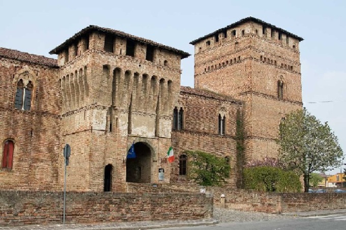 Danneggiarono le mura del castello di Pandino, ora dovranno risarcire il Comune