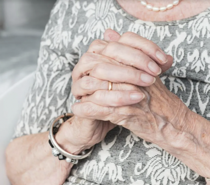 94enne di Crema trovata morta in casa, i parenti denunciano: “Mancano soldi e una collana”