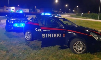 I Carabinieri fermano un'auto sospetta, sotto i sedili trovano hashish e uno spinello