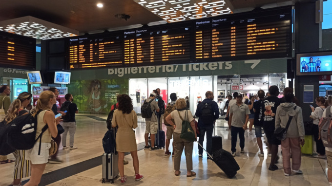 Treni, estate calda di disagi e disservizi: il viaggio casa-lavoro peggio di un’odissea