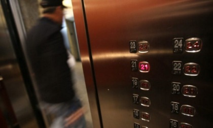 Rivolta D'Adda, rimane intrappolato nell'ascensore di una banca: grande paura per un 93enne