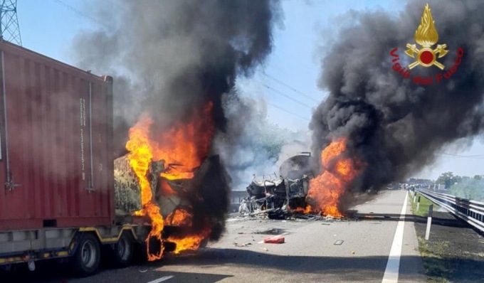 Incidente in A21 tra cinque veicoli, tir in fiamme: 2 morti