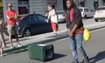 Violenta protesta di un 30enne che blocca il traffico di Cremona: ecco il video