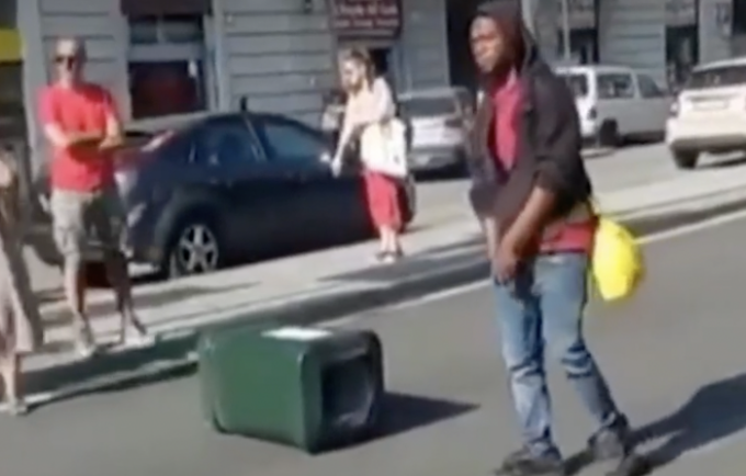 Violenta protesta di un 30enne che blocca il traffico di Cremona: ecco il video