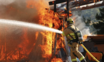 Incendio a Fossacaprara, fulmine colpisce uno chalet in legno e lo distrugge