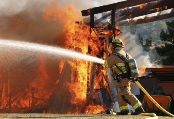 Incendio a Fossacaprara, fulmine colpisce uno chalet in legno e lo distrugge