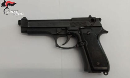 Tenta di sfuggire al controllo scappando a piedi: in auto aveva una pistola