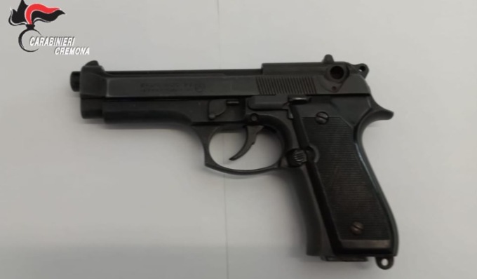 Tenta di sfuggire al controllo scappando a piedi: in auto aveva una pistola