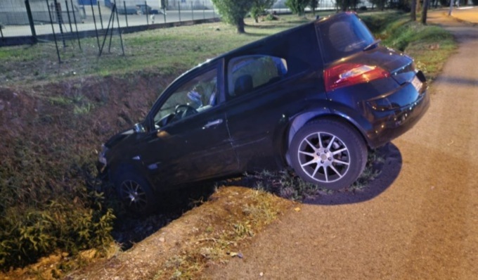 L’auto esce di strada e finisce in un canale: un uomo e una donna in ospedale