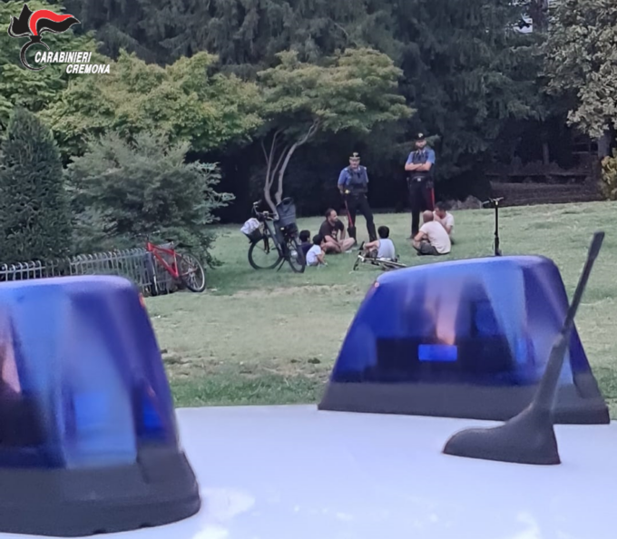 Traditi dall’atteggiamento nervoso, in tasca droga e un coltello a scatto