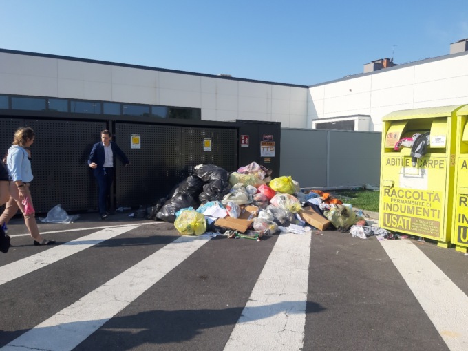 Rifiuti abbandonati nei pressi del supermercato Aldi, individuati e sanzionati sette trasgressori