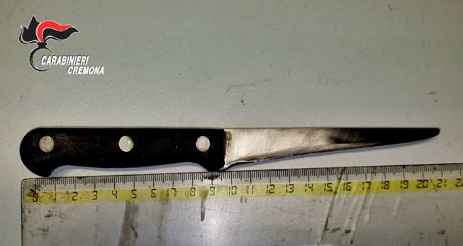 Lui tenta di accoltellarla e lei aggredisce i militari intervenuti per bloccarlo: arrestati entrambi