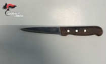 Al bar con un coltello da cucina nel borsello: denunciato per porto abusivo di arma da taglio