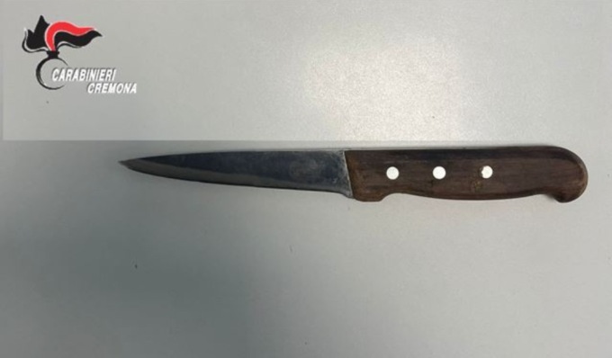Al bar con un coltello da cucina nel borsello: denunciato per porto abusivo di arma da taglio