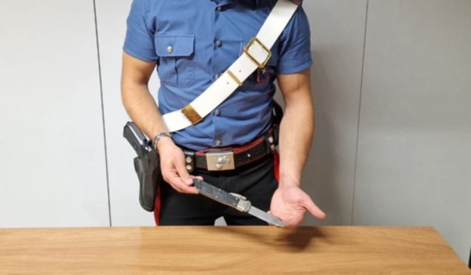 In giro di sera con un coltello di 23 centimetri: giovane denunciato