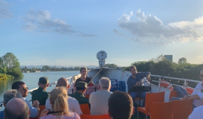 Al tramonto in crociera sul Po tra letture e musica, rinnovato l’appuntamento del viaggio sul fiume