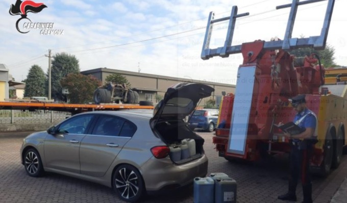Non si ferma all’alt e si dà alla fuga, nel baule taniche di gasolio rubato