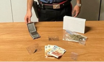 Trovato con marijuana, cocaina e un bilancino: arrestato pusher 27enne